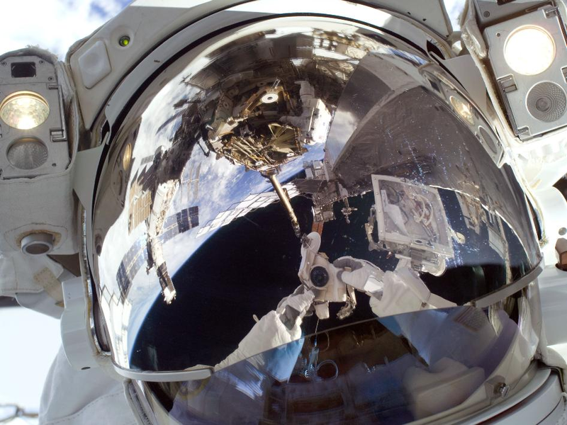 Illustration for article titled Selfies In Space!